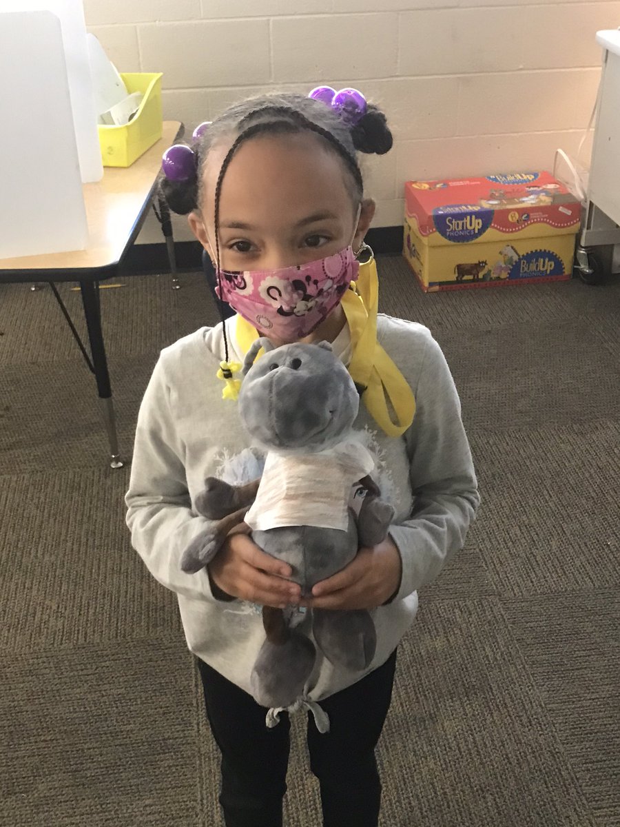 amirafuentes78's tweet photo. This week at VPA consisted of more digging into our book, “Masterpiece”, a virtual tour of the MET, making a shirt for Marvin, beetle art, and more trivia with prizes. Oh how this makes my ❤️ so happy!! #RISEArkansas #caneclassroom #canesread #OneBookConnects #vpamasterpiece https://t.co/4gr5oDcfkI
