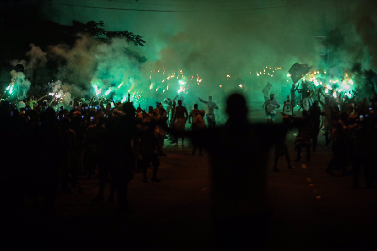 amanda_isepan's tweet photo. A cor que eu quero ver no Maracanã #LuzesEternas #palmeiras https://t.co/zlAzahnrla