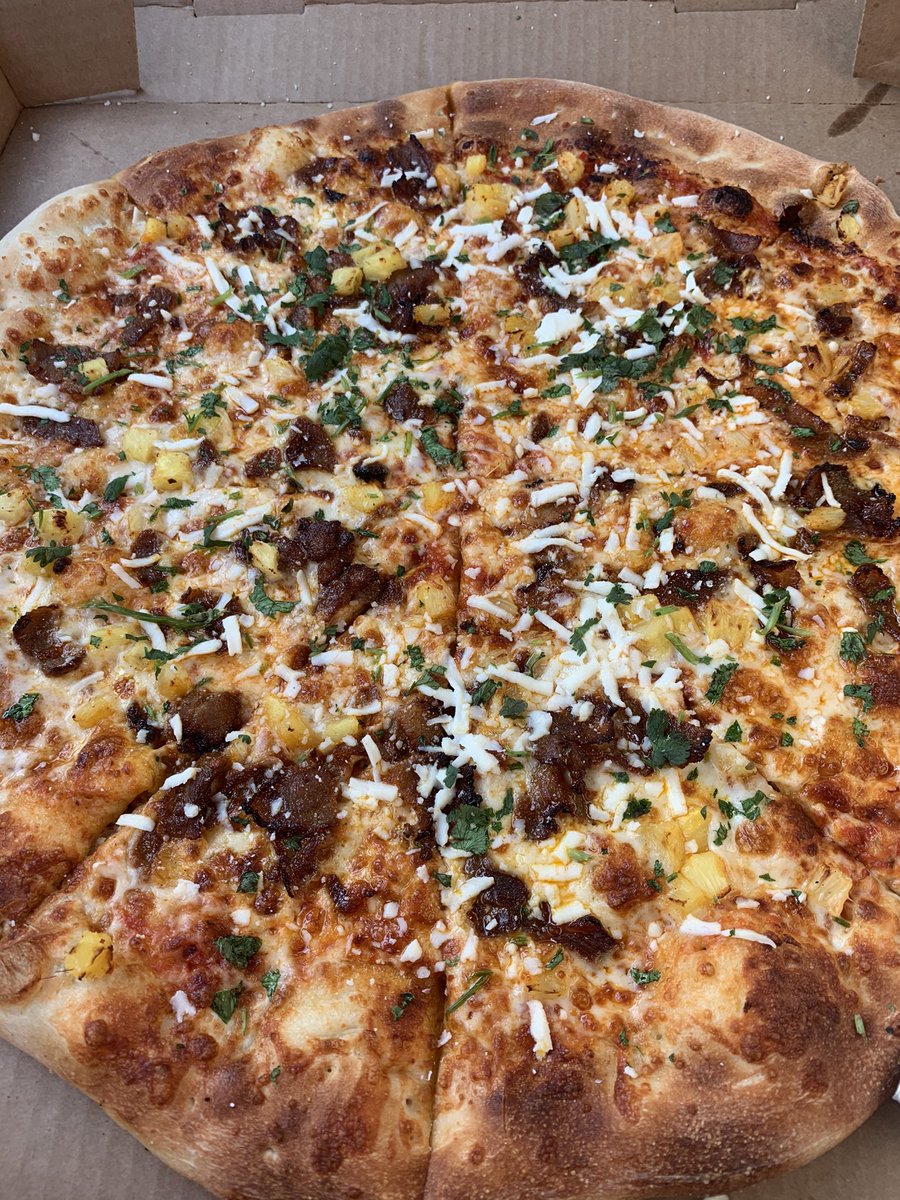 FootyDayPhotos's tweet photo. @ktrain_11 @AlicePhilly how did I not know this $10 beauty was 5 minutes from my house? #pizzafriday https://t.co/SknGpELIKU