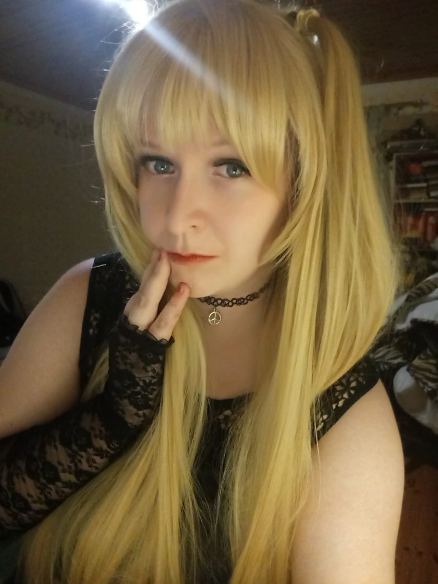 Koska tää on kumminki ihan vaan kaappicosplayta ni haaveilin suorittavani tän omalla tukalla välttääkseni uuden peruukin leikkelyn, mut letti ei oo atm siinä kuosissa joten #desucosplay vaati uhrauksen🙏✨