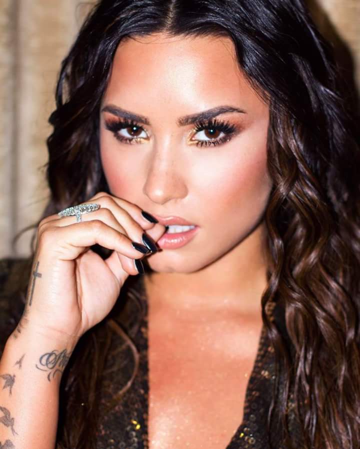 twopiecedemi's tweet photo. dear parents, just because your child is smiling at their phone doesn’t mean they have boyfriend or girlfriend, they are just looking at demi lovato and how stunning she is. https://t.co/ZiaizbyMGR