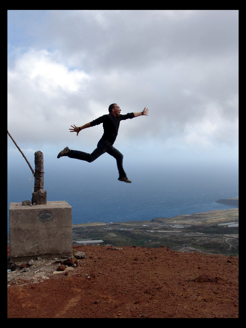 Lee7photograph1's tweet photo. "I strive, I reach, I leap, I fall, I do it all again until I fly" #keepmoving #neverquite #useyourwings #mementomori https://t.co/eVFaG5XJlm