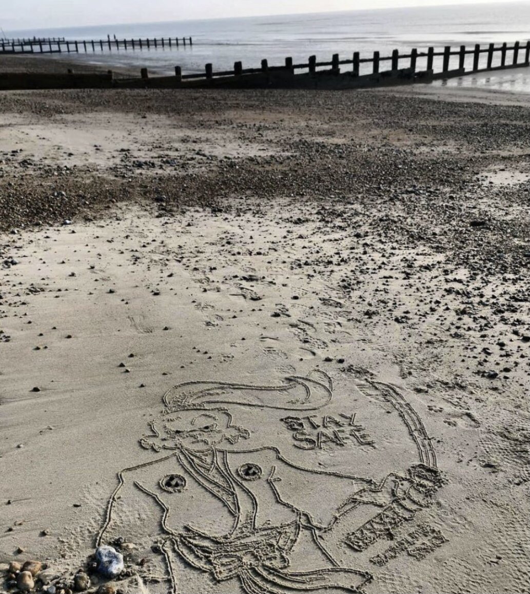I’ve seen so many #FanArtFriday Usagi Yojimbo’s but never on a UK beach! Thanks for creating and capturing this all the way from Rustington Seafront, @sallyjanehurst!
