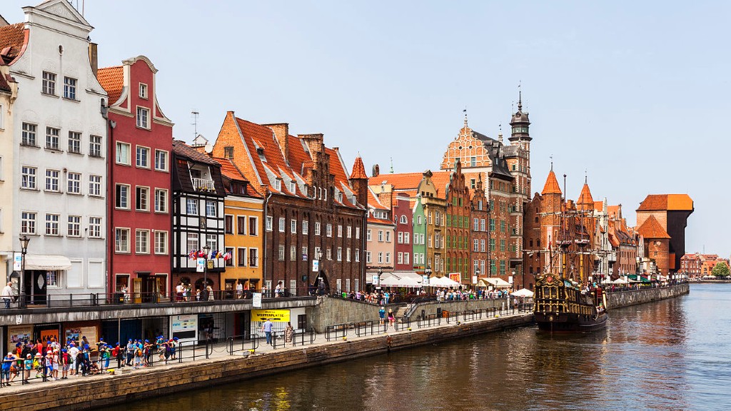 nomadasrne's tweet photo. 🔴 La guía Rocío González nos muestra el casco histórico de Gdansk, desde las orillas del río Motlawa hasta la Cruz Milenaria.

#NómadasGdansk #OnAir @rne https://t.co/HsCXzaPpzx