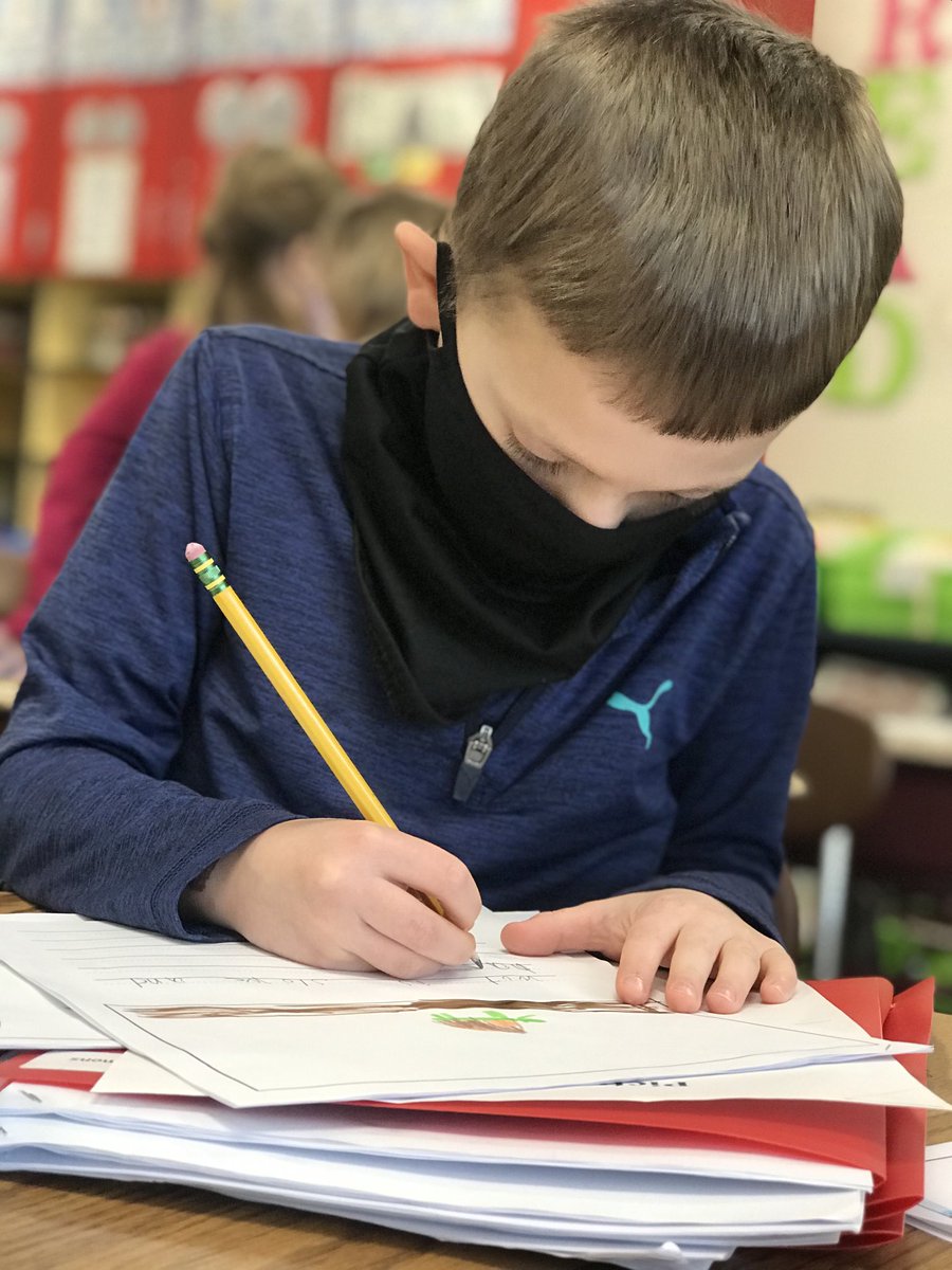 MrsMartinSmiles's tweet photo. #WritingWorkshop #FirstGradeAuthors ✏️📓🖍📝 https://t.co/anjGi2pVaD
