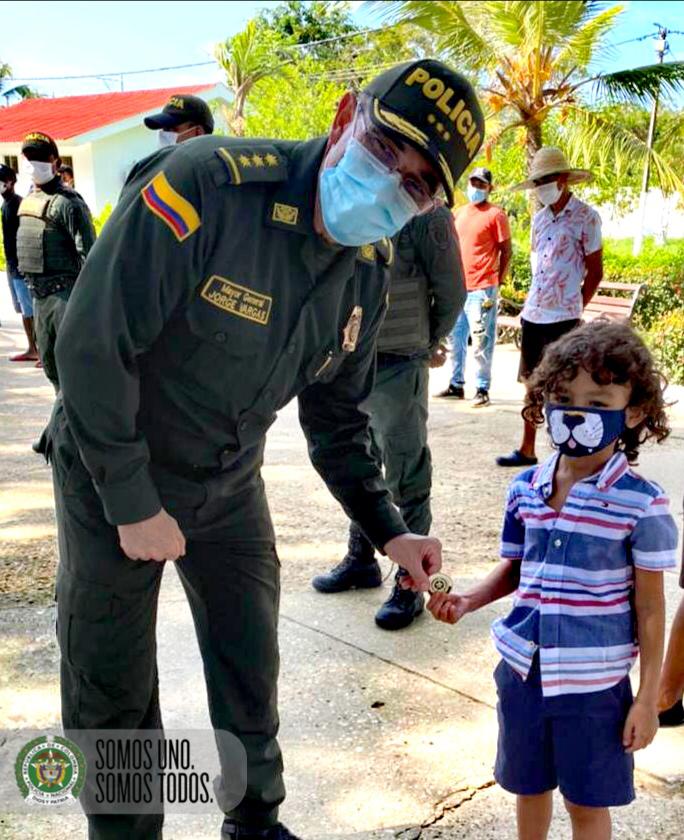 DirectorPolicia's tweet photo. Hoy nuevamente reafirmé, porqué hace más de 3 décadas decidí ser parte de mi @PoliciaColombia y trabajar por el futuro del país. La espontaneidad de un niño refleja la confianza por nuestra institución que vela por la protección de sus derechos. #EsUnHonorSerPolicía https://t.co/KjiKEbb3Hv