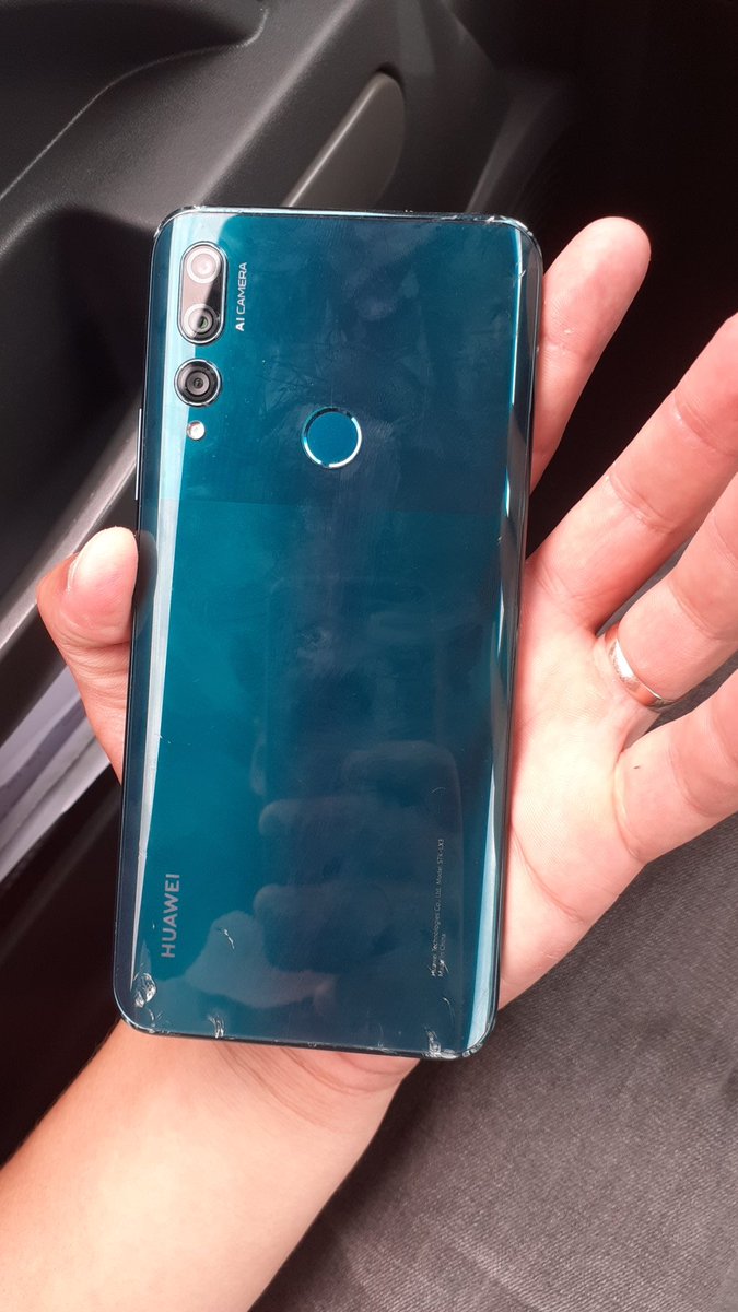 Encontré celular en inmediaciones del balneario La Barra , tenía una llamada perdida que no pude contestar ,si alguien sabe quien puede ser el dueño por favor que llame devuelta y se le será devuelto. Por favor compartir así le llega a su dueño, gracias!!!