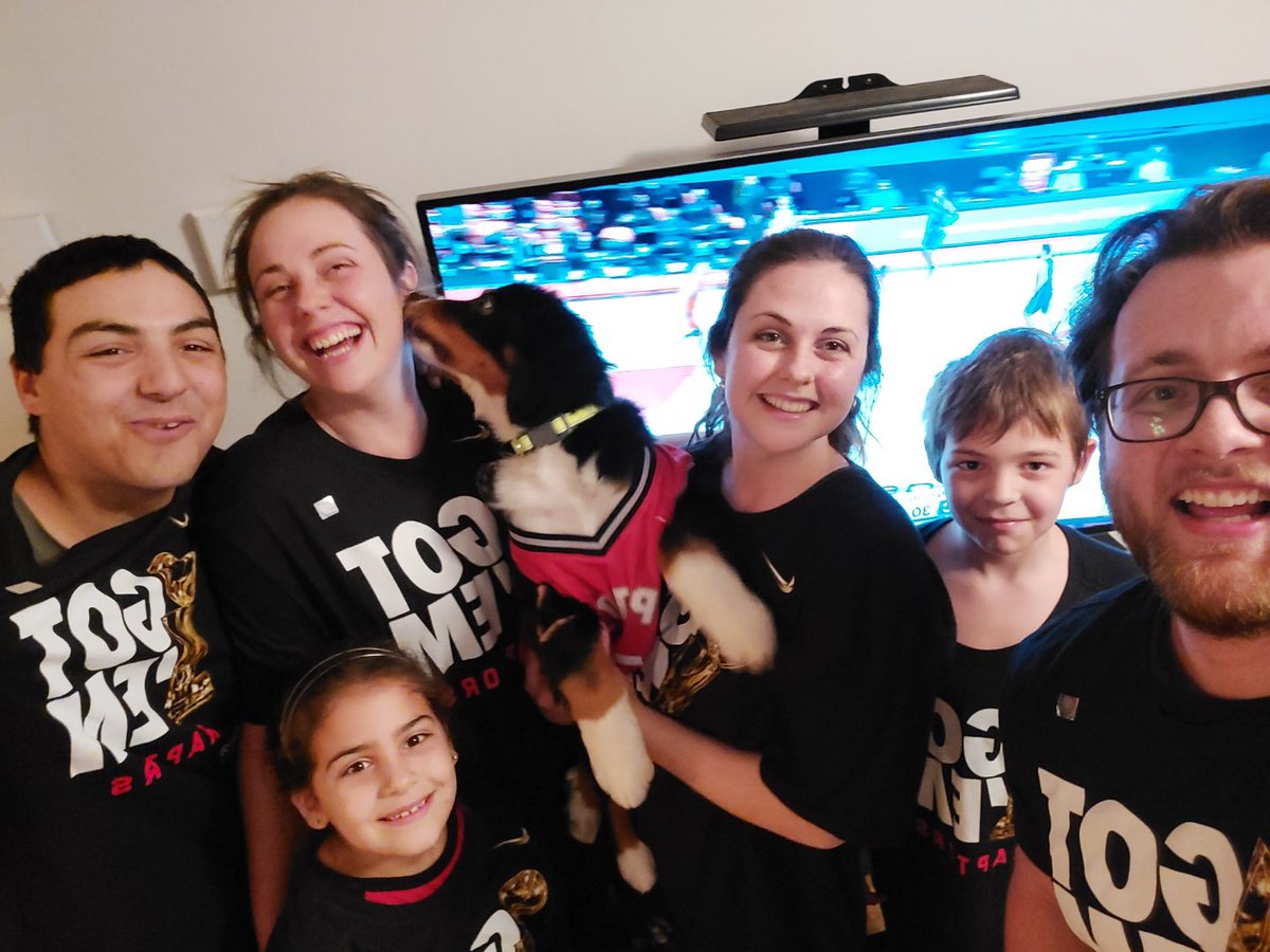 Listen2Jake's tweet image. It’s a family affair when the Raptors are on! #tangerinefanangle 🦖🏀