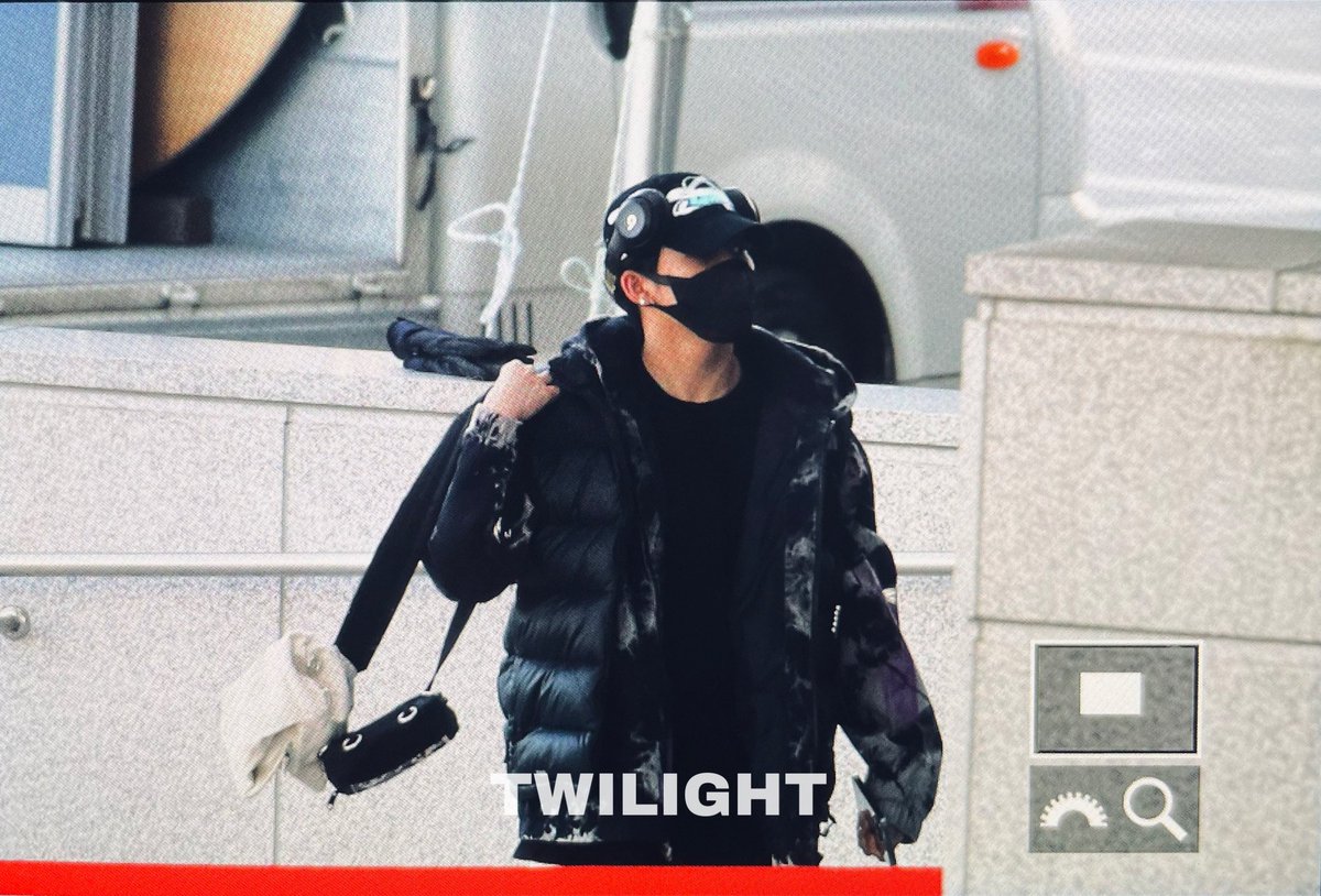 chs990421's tweet photo. 210129 출근
#choihyunsuk #최현석 #현석 
#treasure #트레저
@ygtreasuremaker
@treasuremembers https://t.co/wkYVhdrbTO