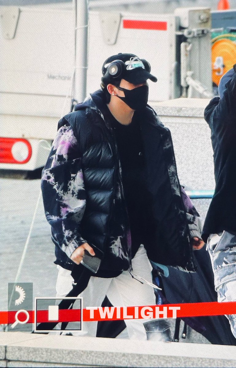 chs990421's tweet photo. 210129 출근
#choihyunsuk #최현석 #현석 
#treasure #트레저
@ygtreasuremaker
@treasuremembers https://t.co/wkYVhdrbTO