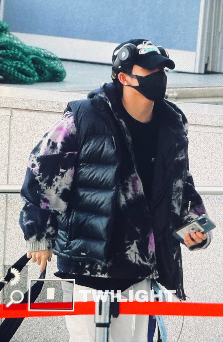 chs990421's tweet photo. 210129 출근
#choihyunsuk #최현석 #현석 
#treasure #트레저
@ygtreasuremaker
@treasuremembers https://t.co/wkYVhdrbTO
