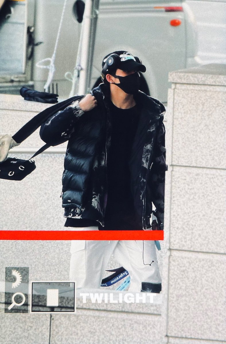 chs990421's tweet photo. 210129 출근
#choihyunsuk #최현석 #현석 
#treasure #트레저
@ygtreasuremaker
@treasuremembers https://t.co/wkYVhdrbTO