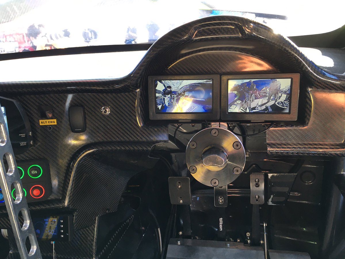 D1 Grand Prix Auf Twitter D1gp第7戦tsukuba Drift エヴァrt初号機スープラ のコックピットをのぞいてみると なんと正面にメーターはなく サイドミラーのモニターが ちなみに村上選手は走行中にメーターはほぼ見ないので 問題ないそうです でも まだクセで左右