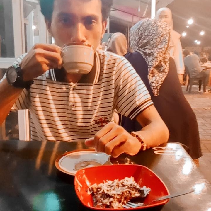 Terinspirasi dari secangkir kopi, bahwa dia tak pernah dusta atas nama rasa. Kopi punya cerita, hitam tak selalu kotor, pahit tak selamanya harus sedih.