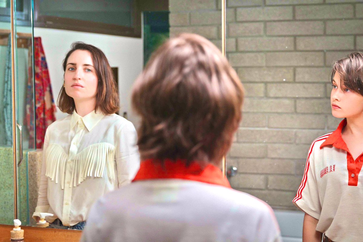  #HowsItEnds is a goofy, quirky “end of the world” trip about loving yourself. It’s strange for sure, but has some great bubbly 90s aesthetic & upbeat music. TONS of cameos that’ll keep you hooked on who will show up next, but unfortunately feels empty & seems like a scattershot.