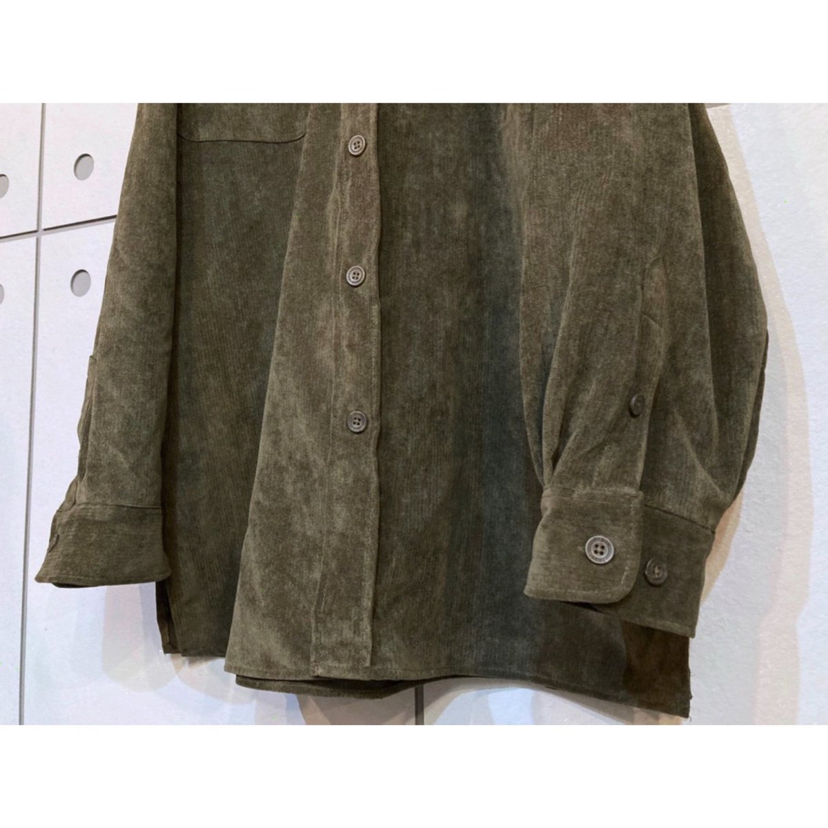 zondag_pl's tweet photo. Zondag New Item 2021.01.30

Old Design Shirt 

XXLのオーバーサイズ
光沢のあるベルベットのような生地

渋めのカーキ色で
スタイリングにも溶け込みやすい

軽く羽織っても一枚でも可愛いです https://t.co/hLU7wpwjO6
