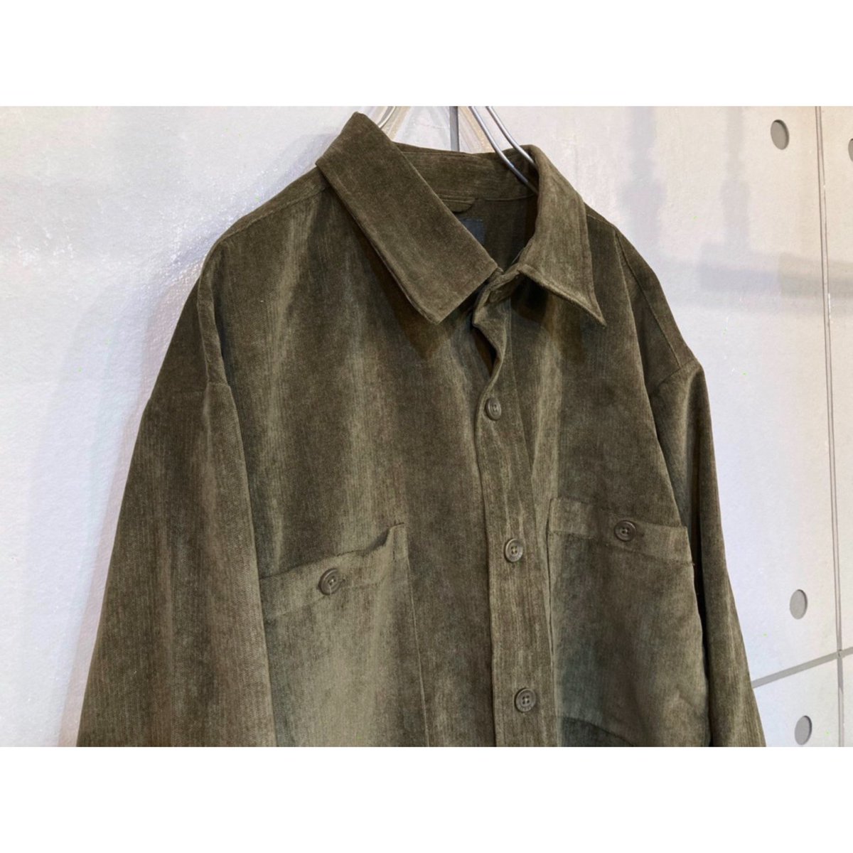 zondag_pl's tweet photo. Zondag New Item 2021.01.30

Old Design Shirt 

XXLのオーバーサイズ
光沢のあるベルベットのような生地

渋めのカーキ色で
スタイリングにも溶け込みやすい

軽く羽織っても一枚でも可愛いです https://t.co/hLU7wpwjO6