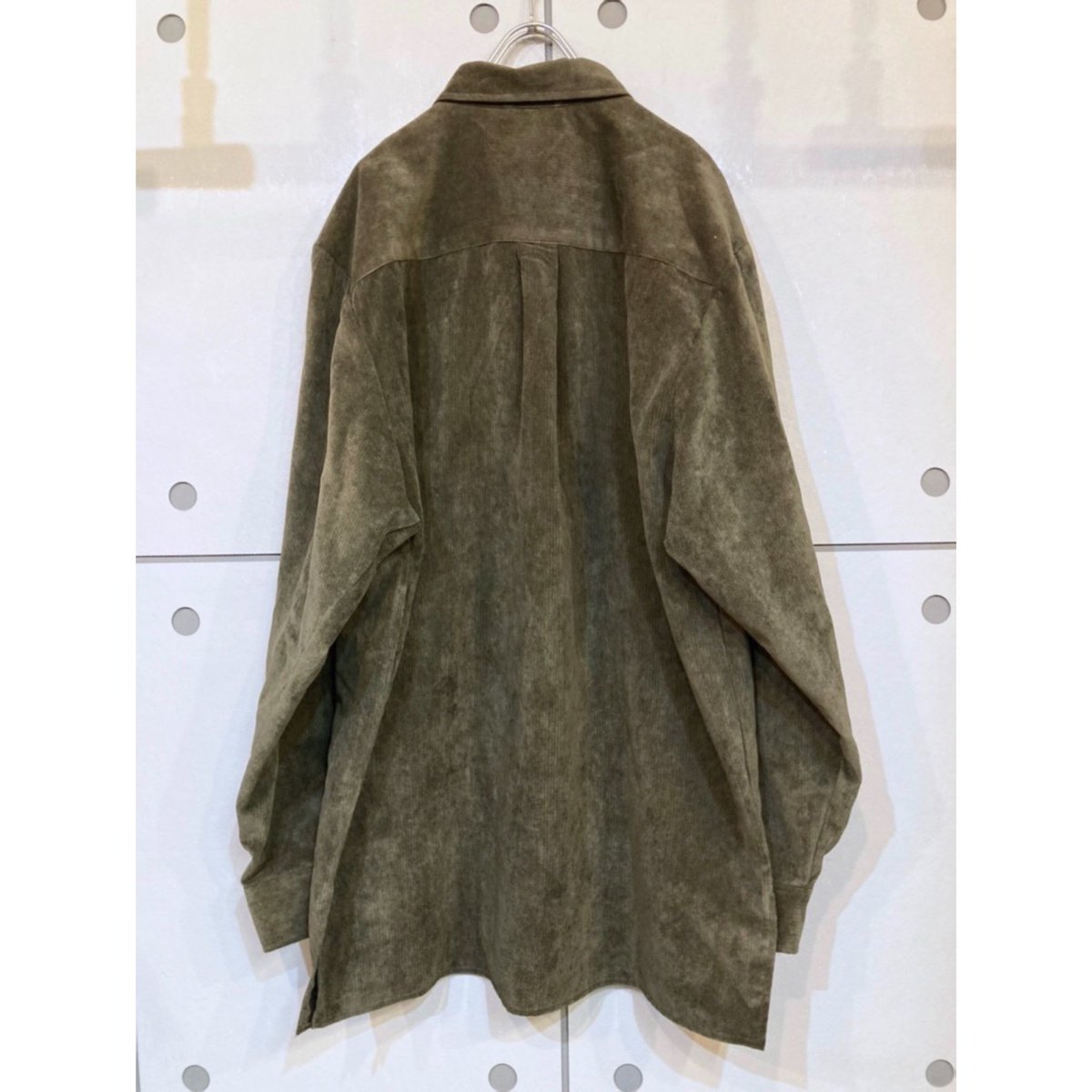 zondag_pl's tweet photo. Zondag New Item 2021.01.30

Old Design Shirt 

XXLのオーバーサイズ
光沢のあるベルベットのような生地

渋めのカーキ色で
スタイリングにも溶け込みやすい

軽く羽織っても一枚でも可愛いです https://t.co/hLU7wpwjO6