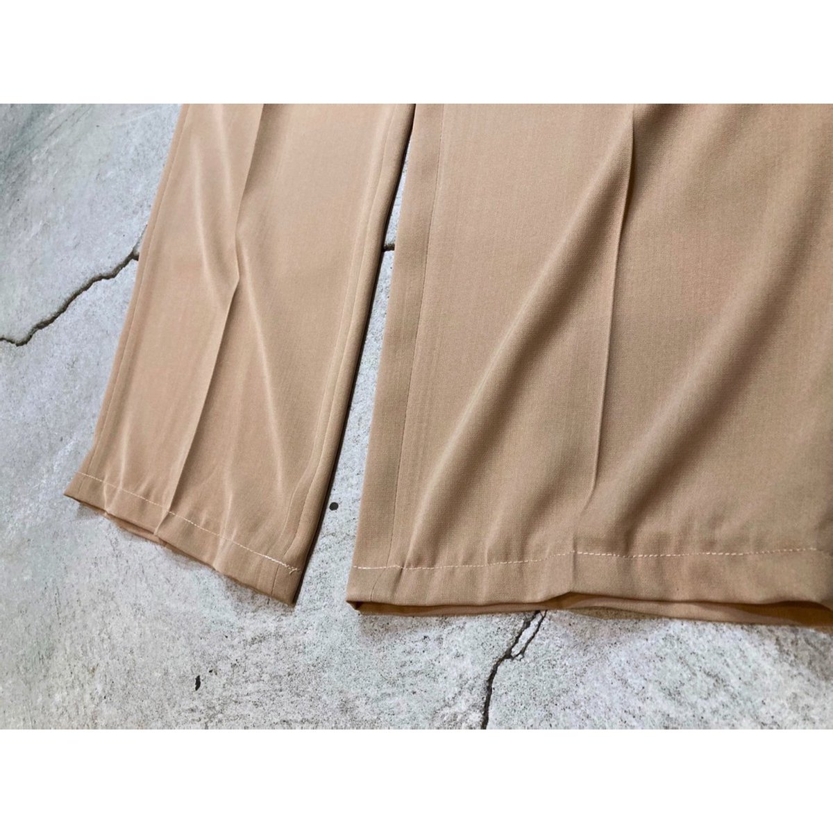 zondag_pl's tweet photo. Zondag New Item 2021.01.30

00s Color Wide Slacks 

ヌーディで柔らかいベージュ
上品で凄く良い色味、質感

トロッと落ちる生地感で
美しく波打つワイドシルエット https://t.co/rTPhH3ap3O
