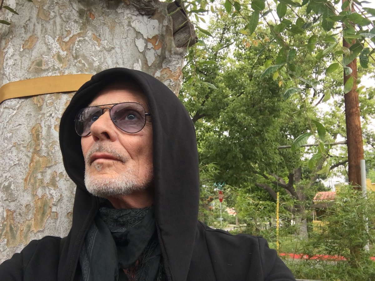 MDesbarres's tweet photo. GLAMDALF!! Loves @littlesteven_ug 9-12am PT I wish all you beautiful folks who are so kind to me in every way a wonderful weekend. #BeKind #becool #beglamorous #becouragous 🍃🌹 https://t.co/NaCLsxclm4