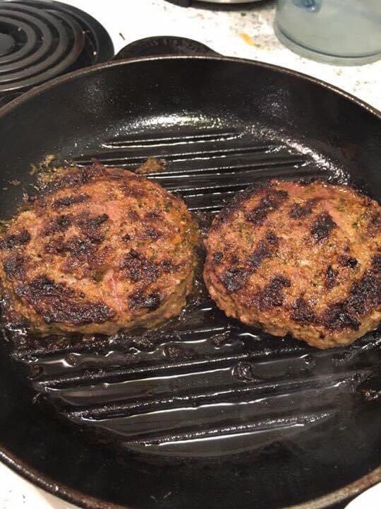 KitchenSprout's tweet photo. #HomeChef👩🏻‍🍳 #FridayFeeling😎 #GrilledCheeseburgers🍔#MeltedMozzarella🧀 
#Mushrooms🍄
#CaramelizedOnions🧅#MissVickiesJalapenoChips
#BrandAmbassadorFor .@dilisos  #LeanGroundSteak #NoHormones #NoAntibiotics #GrassFed #LocallyRaised 
#CheersFromToronto🍔🧀🧅🍄🌶🍷 https://t.co/E9MnQQTvTG