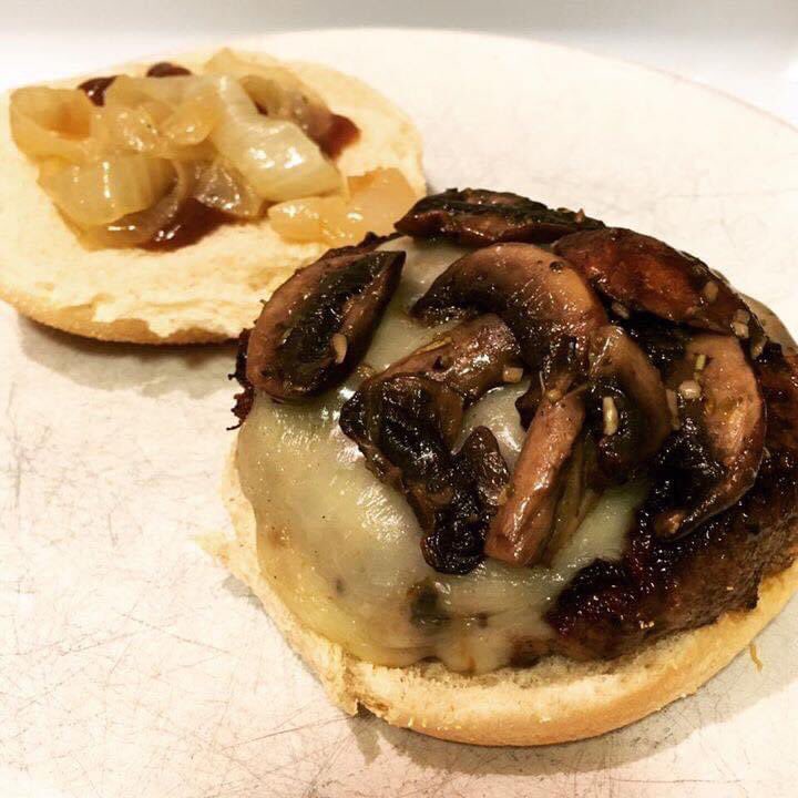 KitchenSprout's tweet photo. #HomeChef👩🏻‍🍳 #FridayFeeling😎 #GrilledCheeseburgers🍔#MeltedMozzarella🧀 
#Mushrooms🍄
#CaramelizedOnions🧅#MissVickiesJalapenoChips
#BrandAmbassadorFor .@dilisos  #LeanGroundSteak #NoHormones #NoAntibiotics #GrassFed #LocallyRaised 
#CheersFromToronto🍔🧀🧅🍄🌶🍷 https://t.co/E9MnQQTvTG