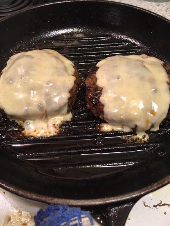 KitchenSprout's tweet photo. #HomeChef👩🏻‍🍳 #FridayFeeling😎 #GrilledCheeseburgers🍔#MeltedMozzarella🧀 
#Mushrooms🍄
#CaramelizedOnions🧅#MissVickiesJalapenoChips
#BrandAmbassadorFor .@dilisos  #LeanGroundSteak #NoHormones #NoAntibiotics #GrassFed #LocallyRaised 
#CheersFromToronto🍔🧀🧅🍄🌶🍷 https://t.co/E9MnQQTvTG