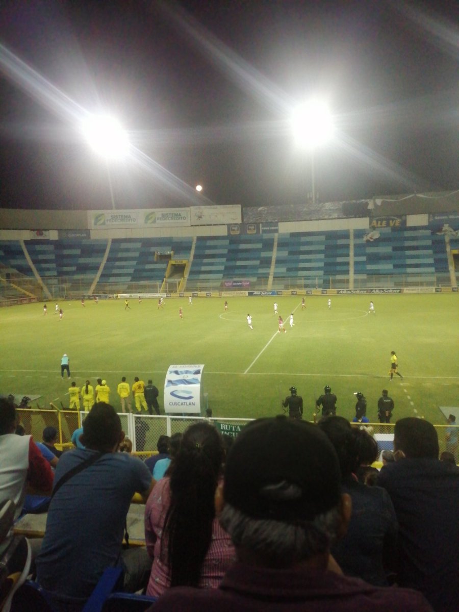 aldoargel's tweet photo. #LMF
#FutbolFemenino
Y nos visita la bella luna al fondo del Coloso
#ALIVFAS https://t.co/oA2YYNog5h