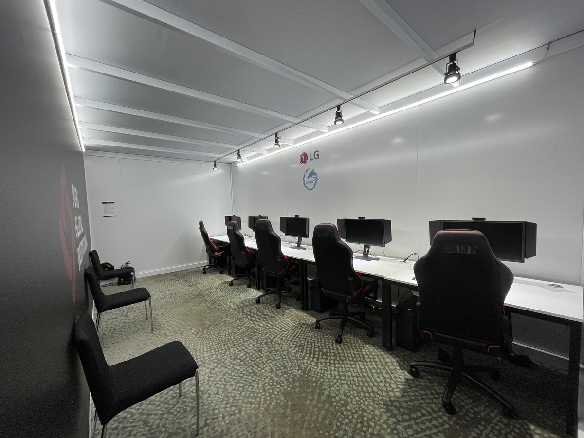 DivineTeamVN's tweet photo. Stunning 🥳 Practice room at #PGIS #LGDivine https://t.co/Pb2idCUy6Z