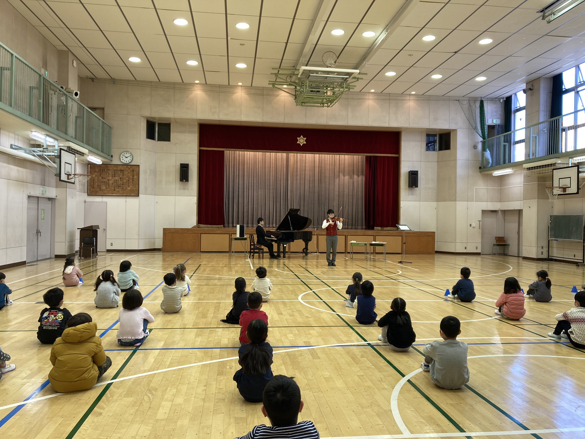 麻布小学校 21 1 30 1年2年3 年児童が ミニコンサートを鑑賞しました 音楽ユニットeverlyさんの演奏で トルコ行進曲 テキーラ カノン ディズニーメドレー等の演奏を楽しみました 手拍子でリズムを取ったり 音楽に合わせてダンスをしたりして楽しみ