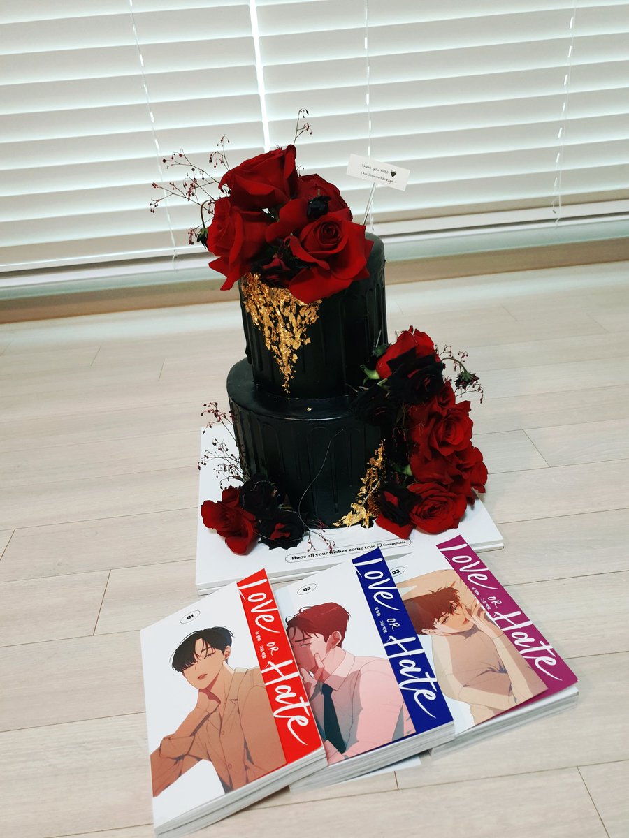 youngha_writer's tweet photo. 독자분들께서 보내주신 흑장미 빨간장미 럽오헤 케이크입니다 아름답고 압도적인 비주얼... 단행본이랑도 열심히 찍어봤어요 너무 잘 어울리고 예뻐요 정말 감사합니다 😭🥰 ❤🖤 https://t.co/nIzOoj0fEx