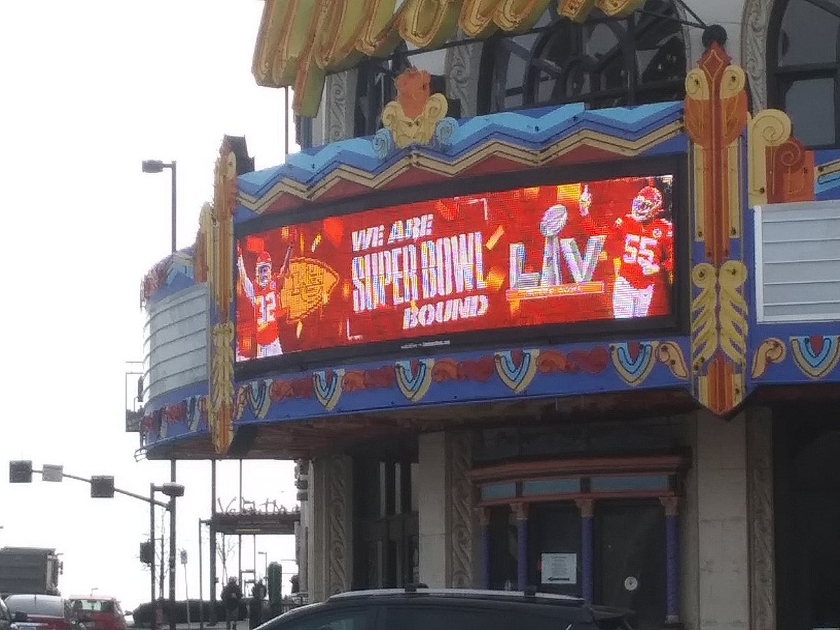amr82261's tweet photo. I am more of a ⚾ fan but . . . Go @Chiefs @UptownTheater #UptownTheaterMarquee #RunItBack #FunTimesInKC https://t.co/OhDiL3VTob