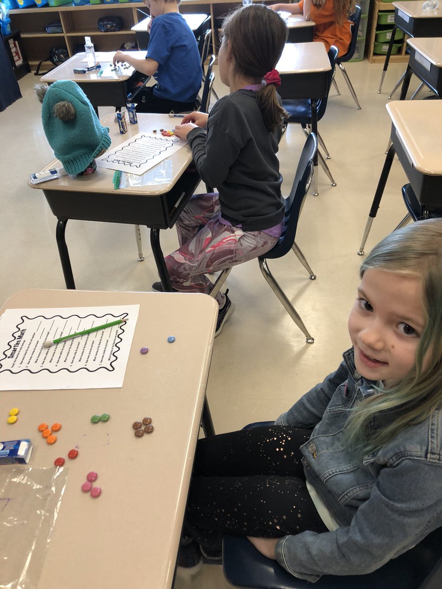 TRteachergirl's tweet photo. Fraction Friday at our class #gr3math #somecandyinvolved #makeJanuaryfun @TerraceRidgeSch @MaricaMcWhinnie https://t.co/et4L4U4KZ5