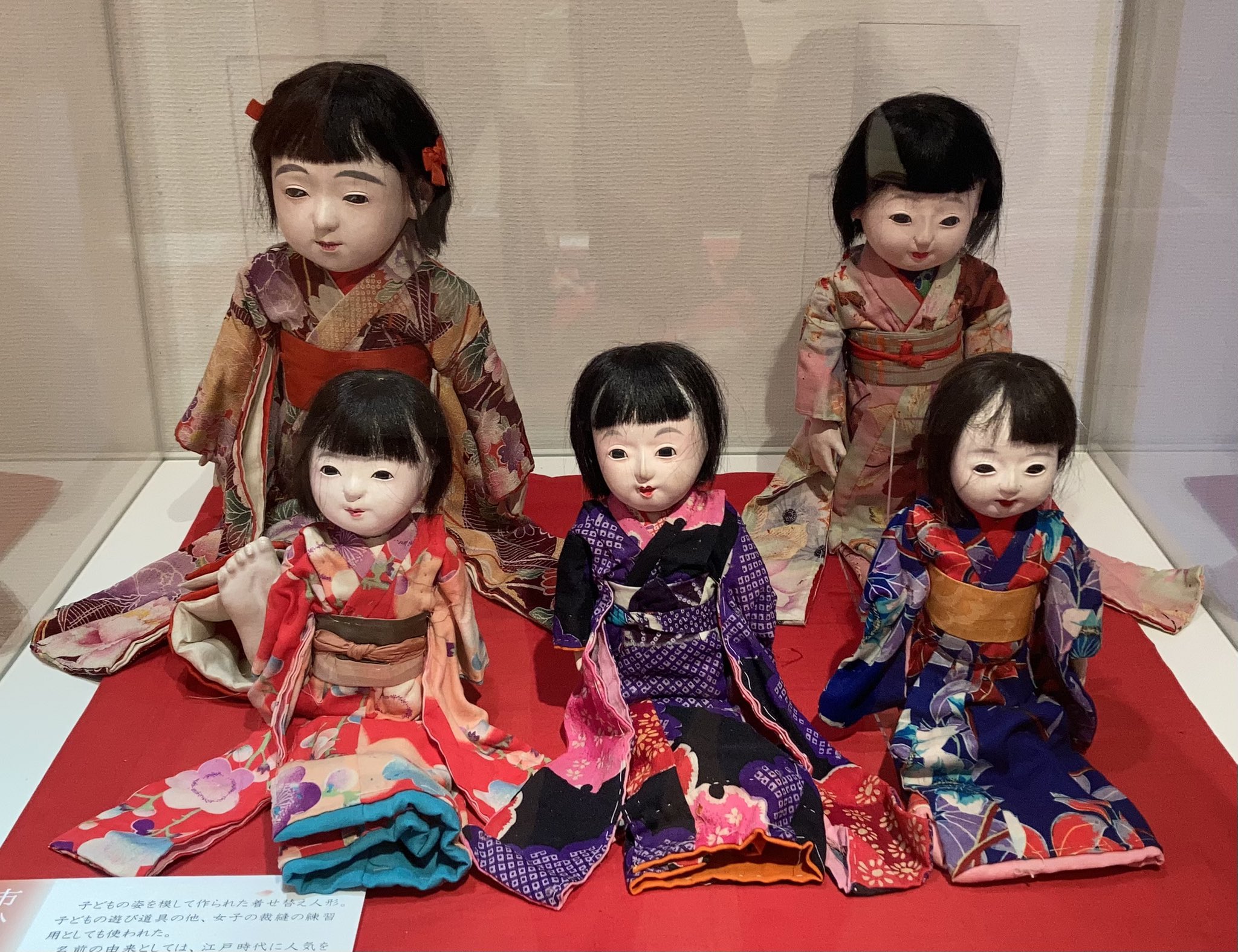 遠野市立博物館 市松人形 子どもの遊び道具の他 裁縫の練習用としても使われた 名前の由来としては 江戸時代の歌舞伎役者 佐野川市松を模して作られた説 販売する際に市松模様の着物を着せたという説 当時市松という名前の子どもが多かったため 子ども