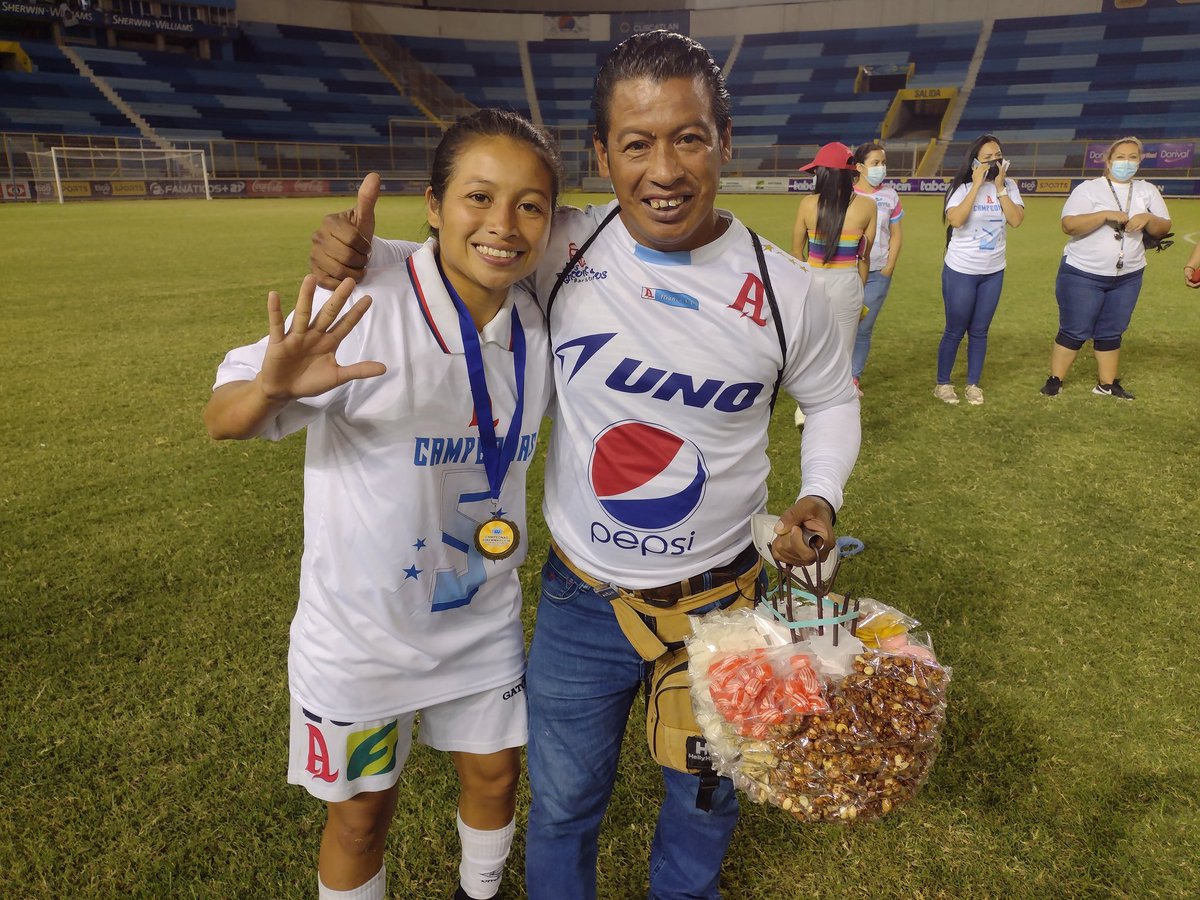 _FP11's tweet photo. Irma Hernández, jugadora de @AlianzaWomen celebrando el título con su padre, vendedor de dulces quien confesó que por estar pendiente del partido "no vendí nada. Pero por mi hija me siento feliz" https://t.co/snsATMc1Bp