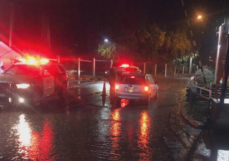 MuniSJdeMaipo's tweet image. A ESTA HORA || @Carabdechile de la Subcomisaría de la comuna y Tenencia San Gabriel reforzados con efectivos de la Prefectura Cordillera, realizan controles preventivos y monitoreos en varios puntos de las diferentes rutas.