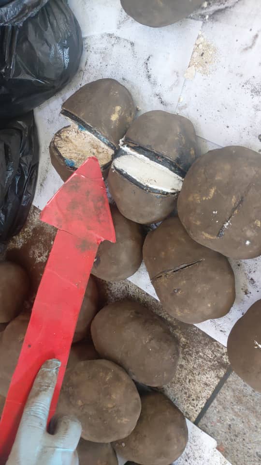 FreddyBernal's tweet photo. A pesar del intento permanente y del ingenio de las mafias colombianas de violar nuestra frontera, la perspicacia y pericia de nuestros funcionarios y perros antidrogas de la GNB, lograron detectar esta nueva modalidad. ¡Seguimos en Pie de Lucha contra el narcotráfico! 2/2 https://t.co/aytlZq0aZH