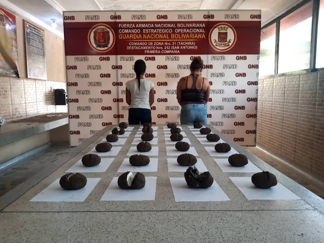 FreddyBernal's tweet photo. A pesar del intento permanente y del ingenio de las mafias colombianas de violar nuestra frontera, la perspicacia y pericia de nuestros funcionarios y perros antidrogas de la GNB, lograron detectar esta nueva modalidad. ¡Seguimos en Pie de Lucha contra el narcotráfico! 2/2 https://t.co/aytlZq0aZH