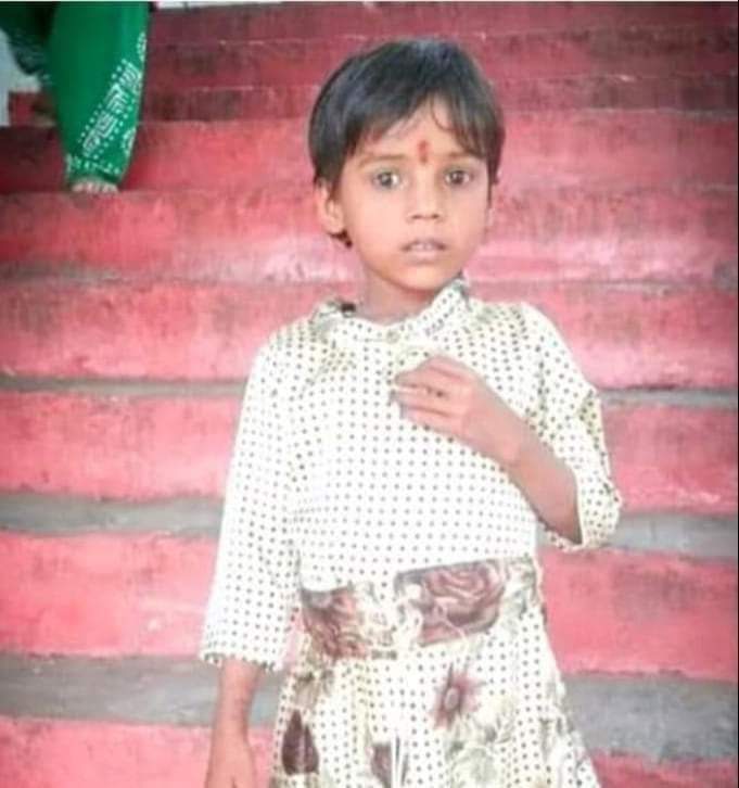 LaGGt1IsnEg2tMj's tweet photo. आयुषी के हत्यारे को बीच चौराहे पर फांसी दो1

 #Justice_for_Ayushi https://t.co/29yWe6GBCY