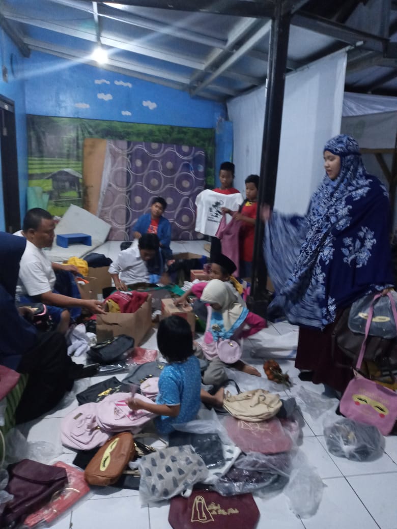 MinmonPS7's tweet photo. Selain Garut, Donasi #NetizenPeduli Juga kami salurkan ke lokasi Bencana di Desa Cimanggung Tanjung Sari Sumedang. https://t.co/UfKQz6HC9u