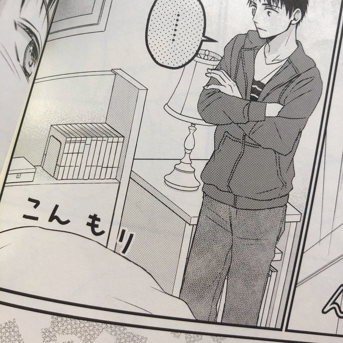 そんな時間なくて凝ったものは描けないけどふたりが一緒に暮らしてる空間を考えるのがとても楽しい。以前出した同棲してる設定の本では同じベッドに寝てるけどリチャの枕元に本、せぎの枕元に目覚まし時計を置いたりしてました?⏰リチャは専属目覚ましさんがいるので必要ないからね? 