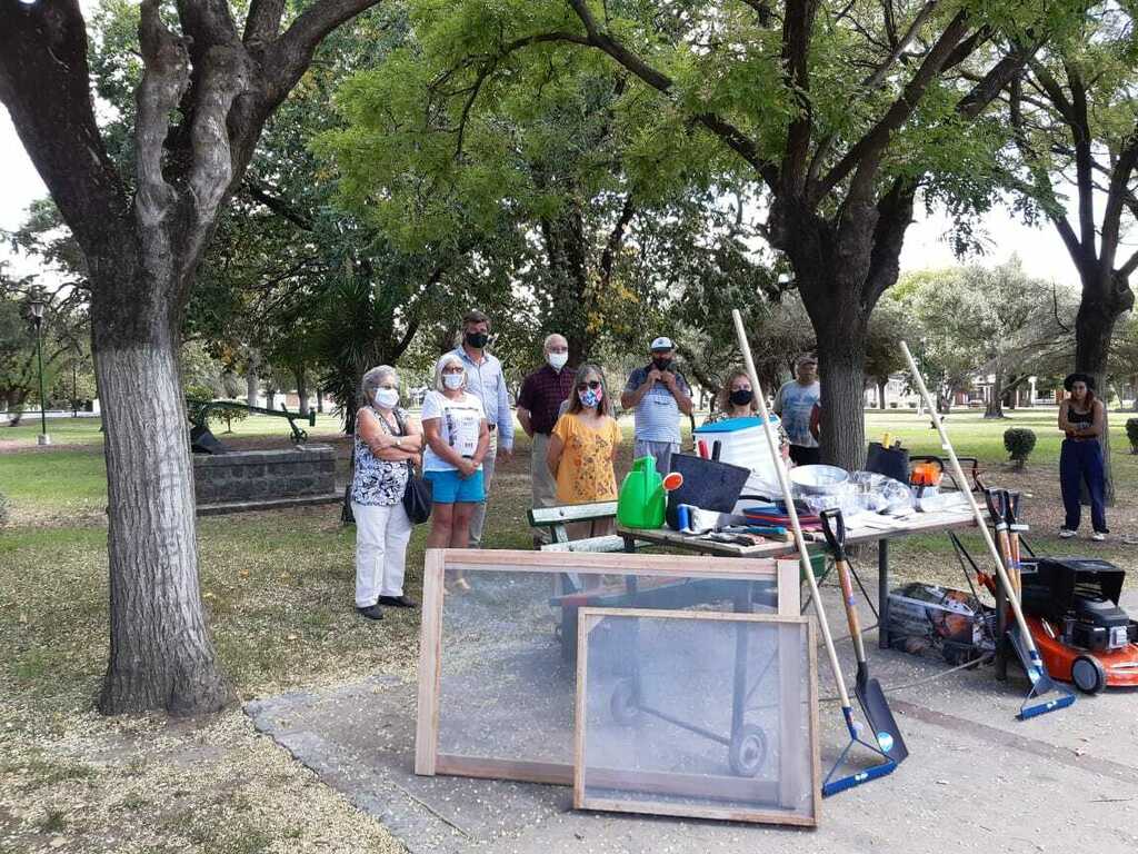 vox987's tweet photo. Matias Fhurer entregó maquinarias, herramientas y materiales https://t.co/HCTx01kivy https://t.co/OSv1w8eHr4