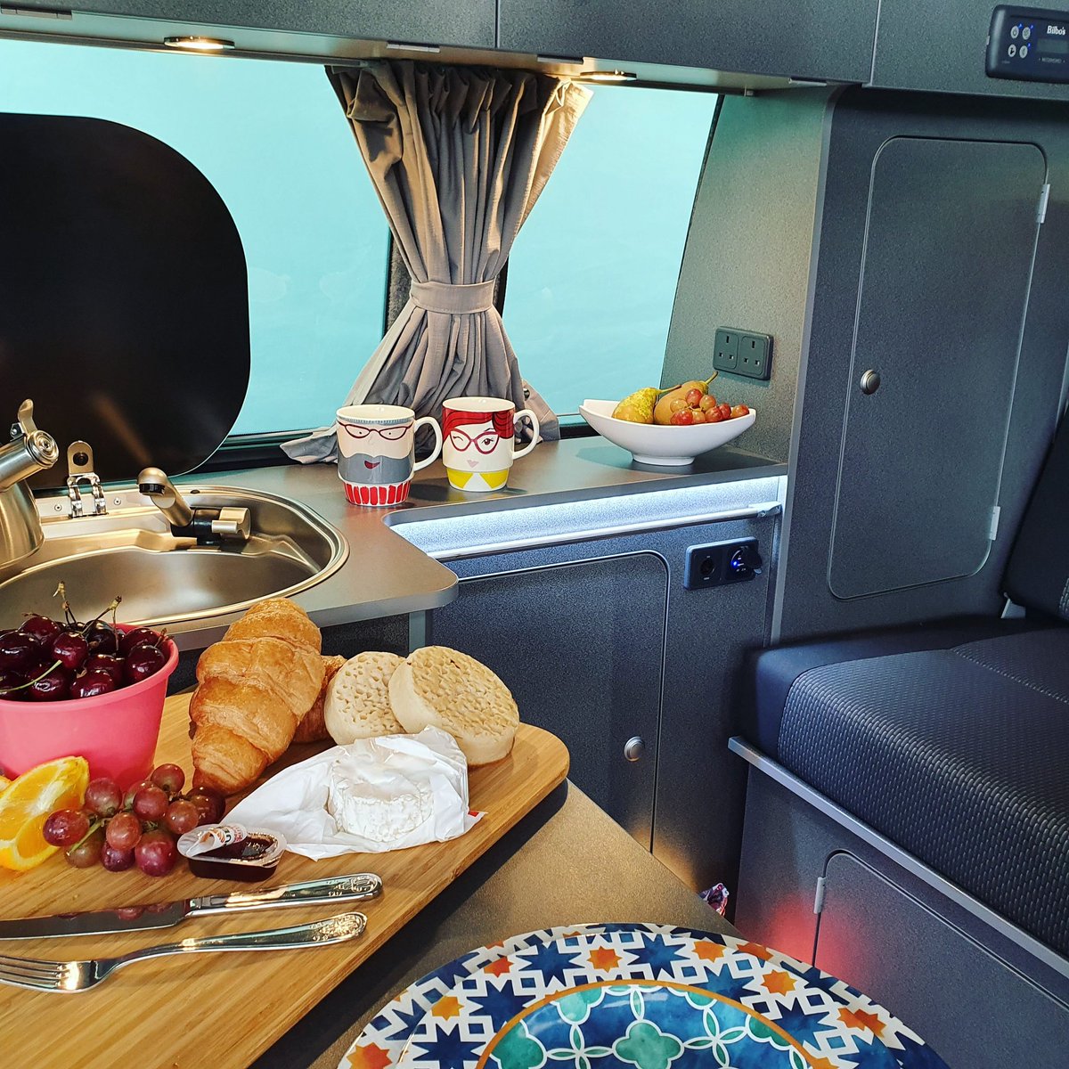 Bilbos1977's tweet photo. A breakfast banquet in a Bilbo's Komba! Something to look forward to in the future or now, on your driveways!
Take care everyone : )
#banquet #breakfast #bilbos #campers #campervans #vanconversion #bilbos1977 #continentalbreakfast #glamping #fruit #cheese #croissants #crumpets https://t.co/c87WAUOzDt