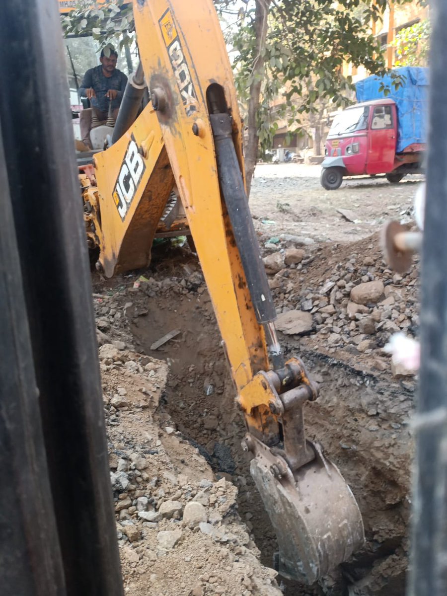 kiran_mestry's tweet photo. Can someone pls tell, has the official got some lead tht thr is hidden treasure on #90ft rd at #thakurli east from last 1yr, thy r digging, digging & digging @KDMCOfficial @KdmcUpdates @DombivlikarRavi @DrSEShinde @sajananambiar @divi_neety https://t.co/TkP92ljp2E