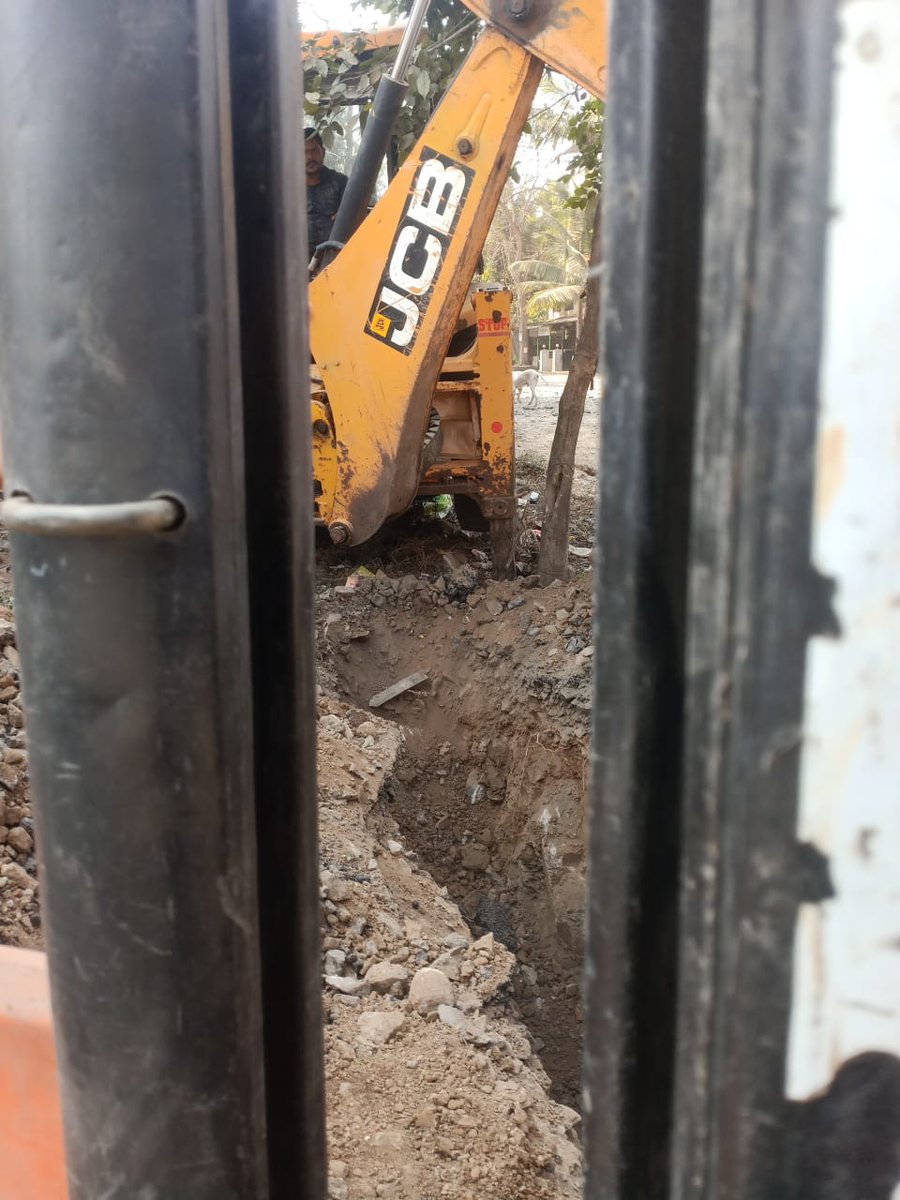 kiran_mestry's tweet photo. Can someone pls tell, has the official got some lead tht thr is hidden treasure on #90ft rd at #thakurli east from last 1yr, thy r digging, digging & digging @KDMCOfficial @KdmcUpdates @DombivlikarRavi @DrSEShinde @sajananambiar @divi_neety https://t.co/TkP92ljp2E