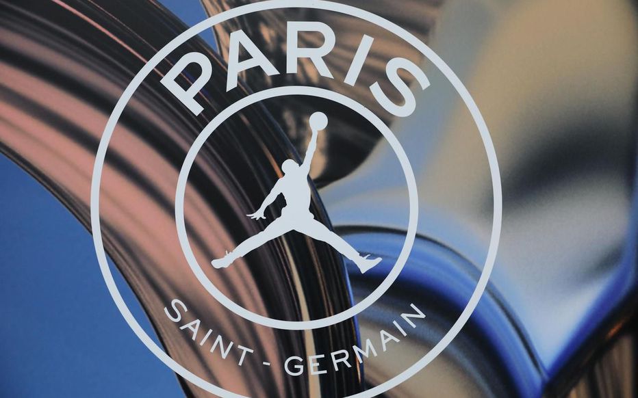 En marge de ce maillot, le PSG sort une nouvelle ligne de fringues avec la marque Jordan. Ce n’est pas une nouveauté, ces deux entités travaillent ensemble depuis 2018. Ce qui est comique, c’est que les gens ont découvert hier l’existence d’un logo commun aux deux marques