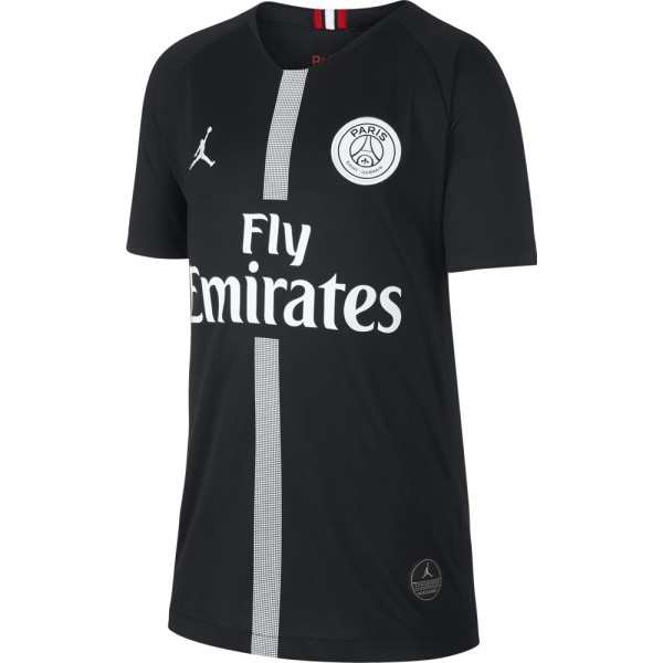 L'an dernier, le PSG avait proposé ce maillot noir estampillé Jordan. Il a été évidemment critiqué. Bilan, il s'agit de la meilleure vente de l'année sur le site mondial de Nike ! Je finirai donc avec quelques mots de Fabien Allègre, le directeur de la diversification du PSG