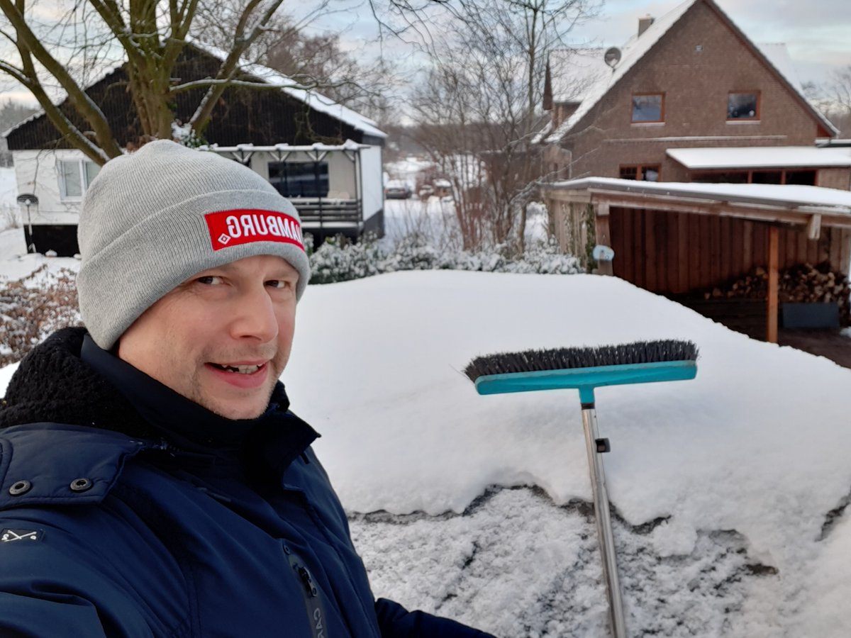 Hotelierde's tweet photo. Bevor es erfreulicherweise beim #TcampOnline weitergeht, wurde erst mal das Mobil vom weißen #Zeuch (was ist das denn jetzt??) befreit 💪😁 https://t.co/RV4Mq8Sw1N
