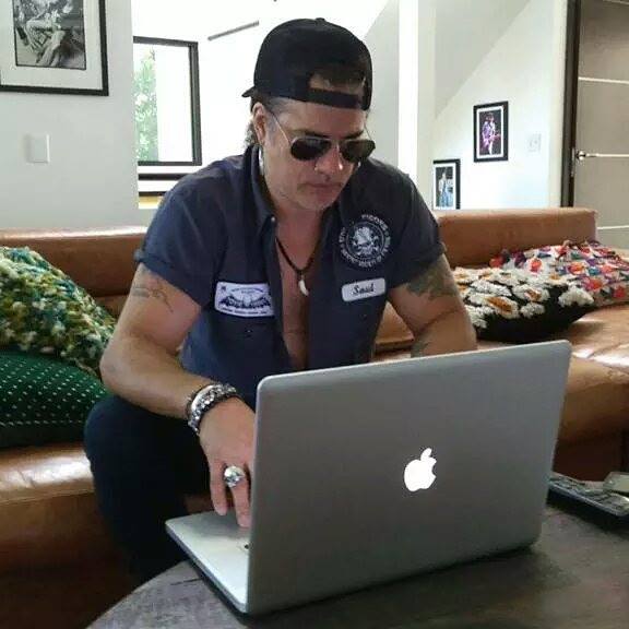 slashteamitalia's tweet photo. @Slash picking up the #TheHellWithin fans questions. August 2015 #smkc #gnr #gunsnroses #velvetrevolver #snakepit #slash (c) owners! https://t.co/2zL6d0GKI4