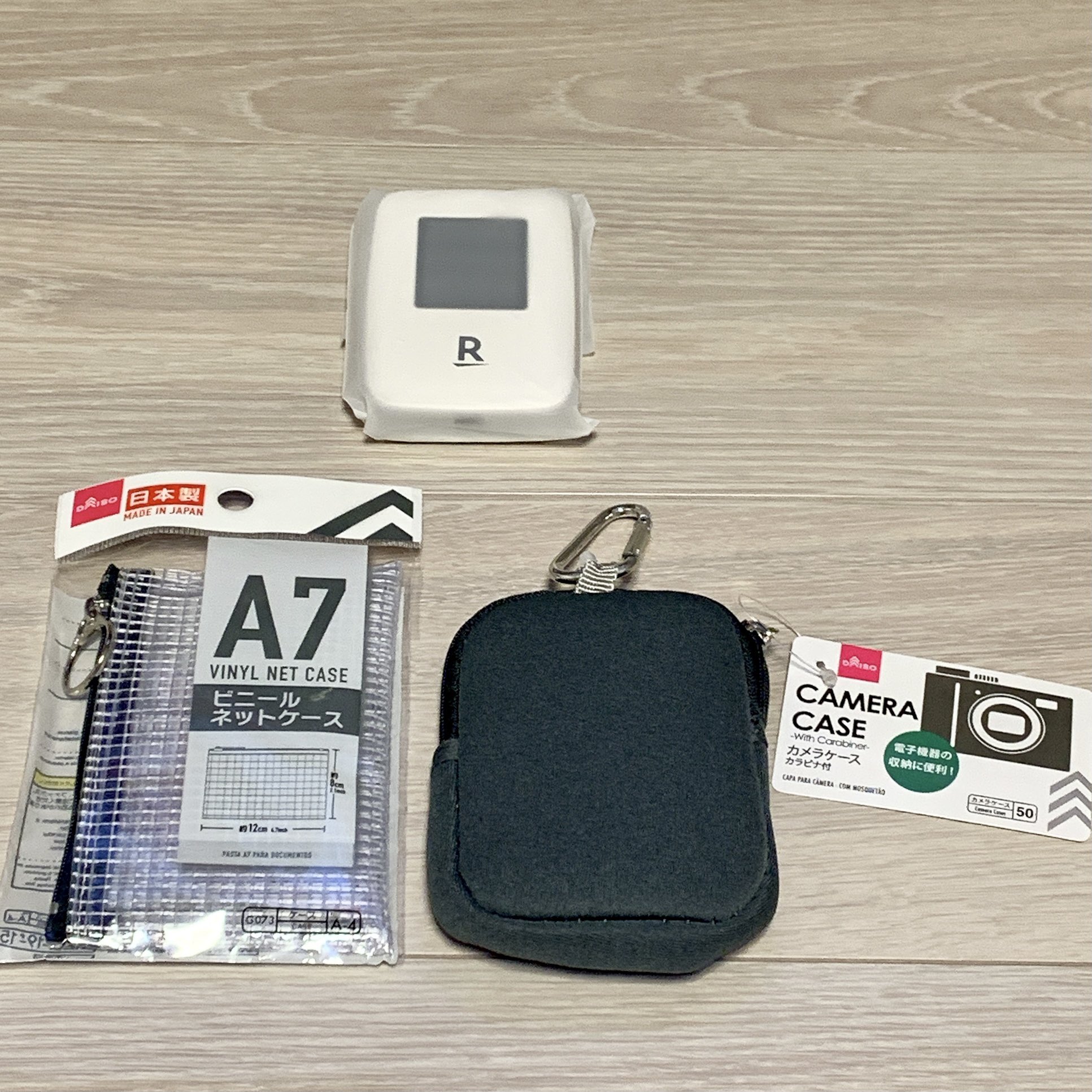 Tan 2 Rakuten Wifi Pocket 用ケース 100均各店回ってジャストサイズを2点 いずれもダイソー カメラケース 各色あり ビニールネットケースa7 こちらだとディスプレイや楽天パンダが透けます ただし ファスナー本体に触れる可能性があり 楽天